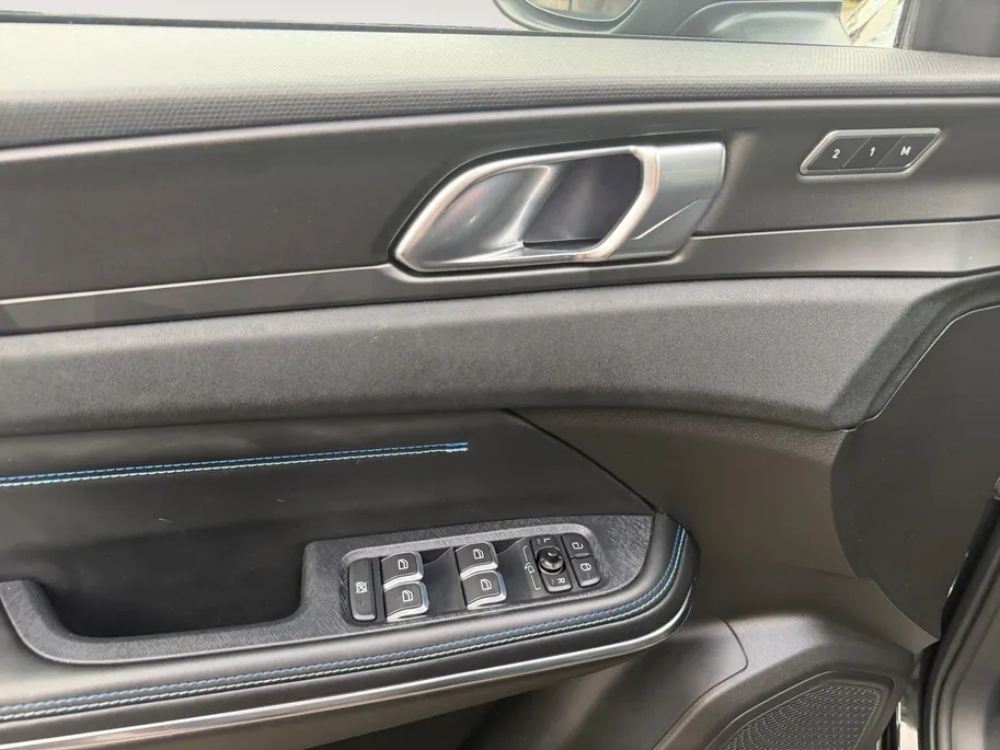 Lynk & Co 01 1.5 Apple Carplay/Android Auto , stoelverwarming , panoramadak , navigatiesysteem full map , camera 360 , elektrisch verstelb. bestuurdersstoel met geheugen , elektrisch bedienbare achterklep ,                                               lichtmetalen ve