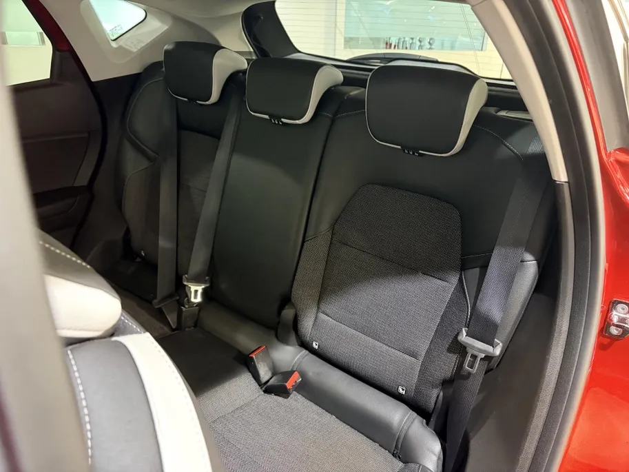 Renault Captur 90PK TCe Intens | Navi | Camera | Climate Control | Parkeersensoren | Apple CarPlay/Android Auto | Licht & Regen Sensor | Full LED | Lichtmetalen Velgen | Armsteun |