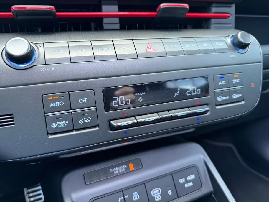 Hyundai Kona Electric N Line Sky 64.8 kWh | Navigatie| Schuif-kantel dak| Head up display| Stoelverwarming/koeling| 360 graden camera|