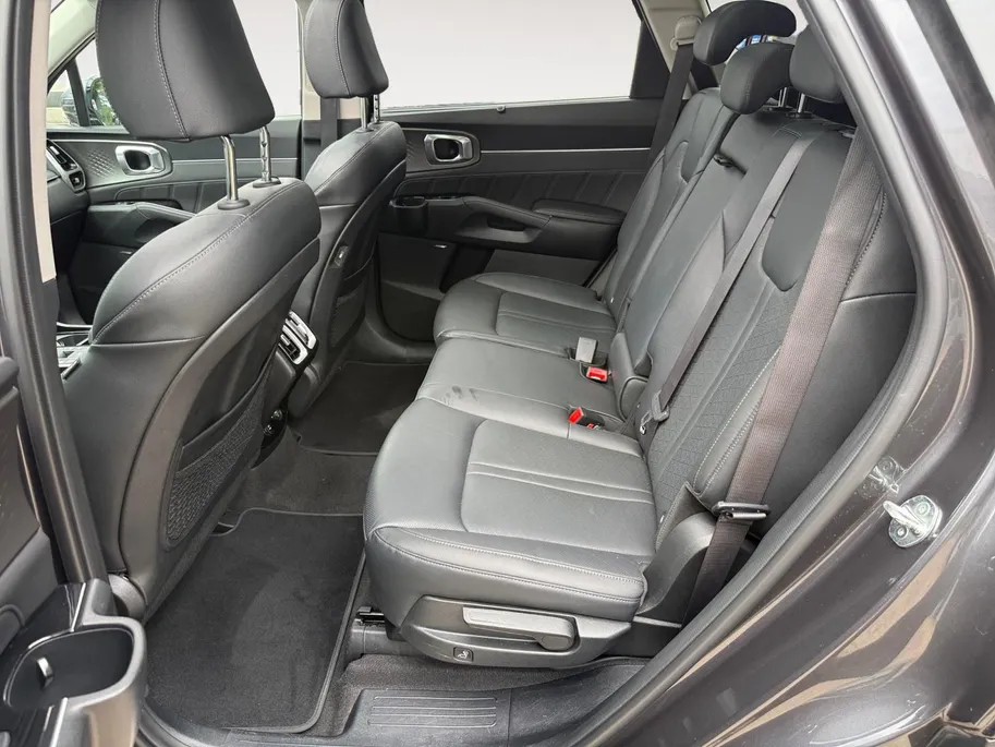 Kia Sorento 1.6 T-GDI Plug-in Hybrid 4WD Edition 7p. | Dealer onderhouden | Trekhaak | Apple Carplay / Android Auto | Navigatiesysteem | Elektrisch Schuif / Kanteldak | Head-up Display |  Elektrisch Verstelbare Voorstoelen | Bestuurdersstoel Met geheugen | Stoelverwa