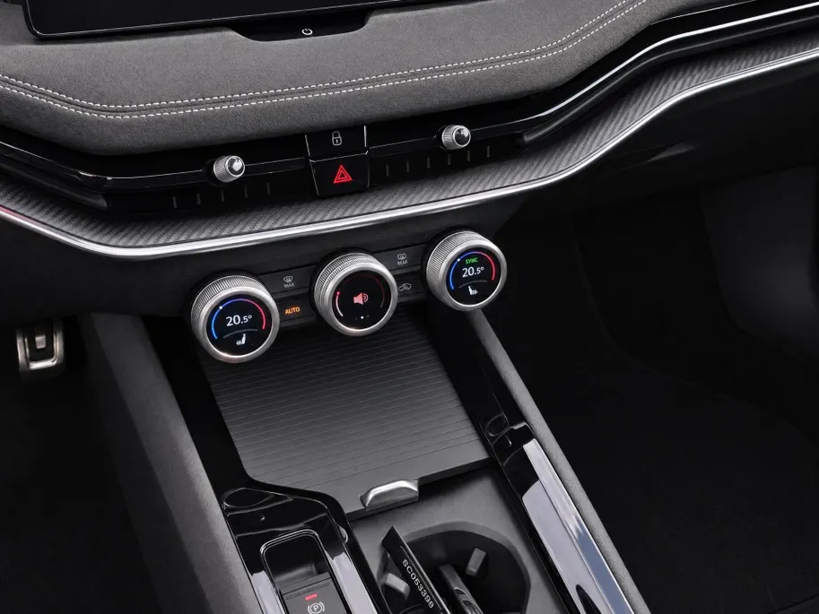 Škoda Superb 1.5TSI PHEV 150kW/204PK Sportline · Panoramadak · Trekhaak · Leder/Alcantara · Garantie t/m 17-06-2027