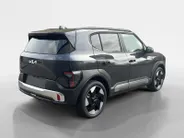 Kia EV2 Plus 61 kWh 3.000,- Inruilkorting | Privacy Glass | 18' lichtmetalen velgen | Warmtewerend glas rondom | Draadloze oplader voor smartphone