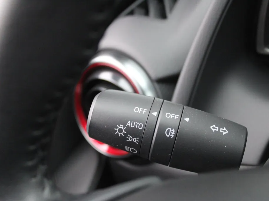 Mazda 2 1.5 e-SkyActiv-G 90PK 6MT Homura | Stuur-/stoelverwarming | Camera | Dodehoek detectie | LED | 16' LM | Carplay | Clima | Cruise |