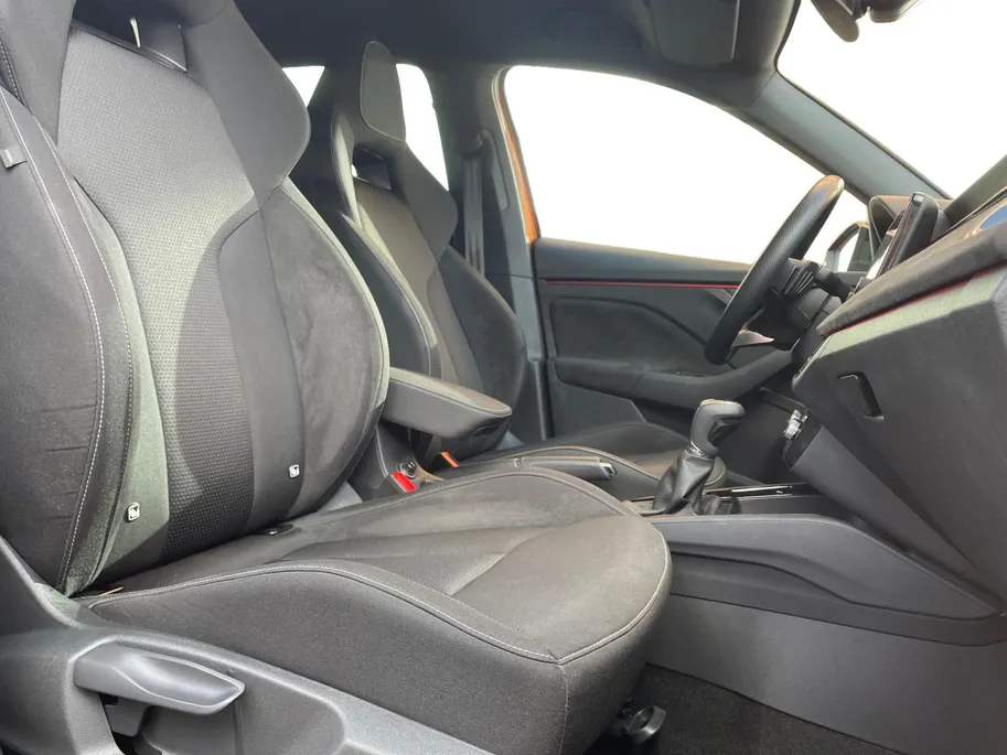 Škoda Kamiq 1.5 TSI Sport Business 150PK AUTOMAAT |Stoelverwarming| Climate control| Cruise Control| Parkeersensoren v+a| Achteruitrijcamera| Sportstoelen| Digitaal dashboard| Super strakke auto!