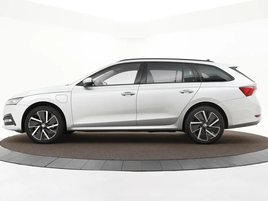 Škoda Octavia Combi 1.4 TSI iV PHEV 204pk DSG Business Edition · Stuur- & Stoelverwarming · Apple/Android Car Play · Cruise Control · Elek. Achterklep · Draadloze Telefoonlader ·