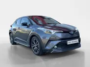 Toyota C-HR 1.8 Hybrid Bi-Tone | Side Bars| Leer| Lichtmetalen velgen| Stoel verwarming| 4 seizoenbanden| Afneembare trekhaak| JBL speakers| BI-Tone uitvoering| Navigatie| Metalliclak