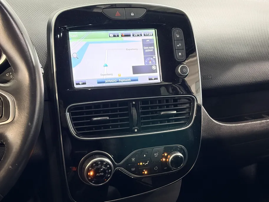 Renault Clio 90PK TCe Intens | Camera | Parkeersensoren | Lichmetalen Velgen | Climate Control | Cruise Control | Licht & Regensenor | Armsteun | Full LED | Keyless Entry |