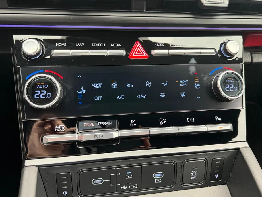 Hyundai Santa Fe 1.6 T-GDI PHEV Black Line 4WD 7-zitter 251PK | 62km WLTP elektrisch | Navigatie | Apple Carplay & Android Auto | Adaptive cruise control | Climate control | 360 camera | Stoelventilatie & verwarming | Stuurverwarming |