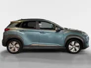 Hyundai Kona EV Fashion 64 kWh 204PK | Warmtepomp | Navigatie | Apple Carplay & Android Auto | 100% SOH | Adaptive cruise control | Climate control | Head-up display | Parkeersensoren achter |
