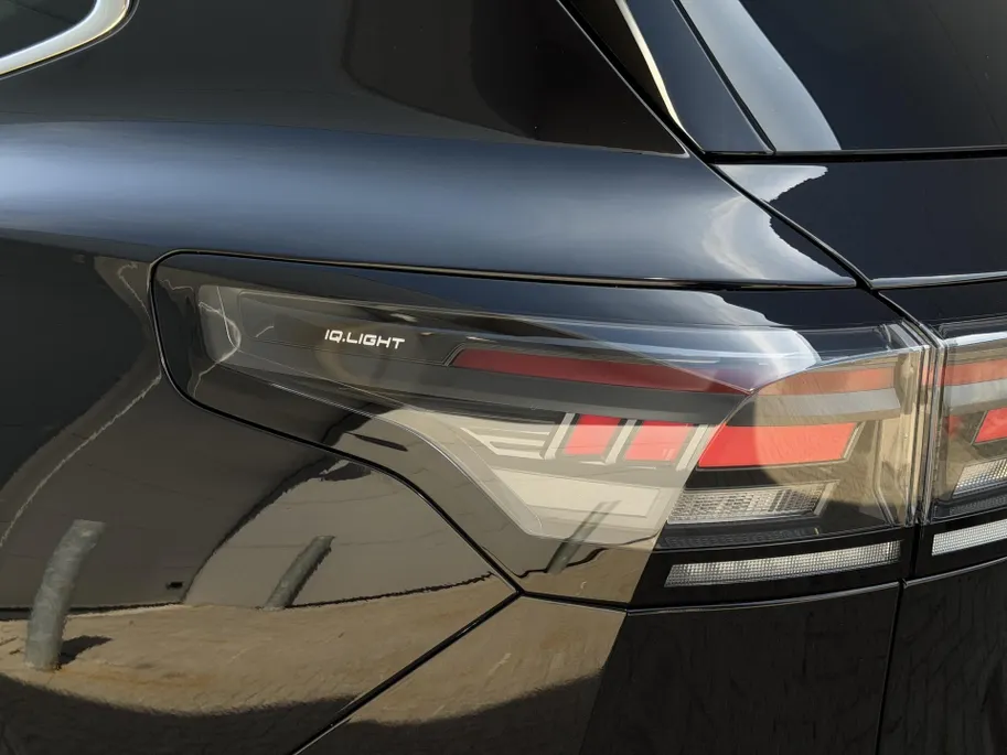 Volkswagen Tiguan 1.5 eTSI R-Line Business | Elektrisch wegklapbare trekhaak | Stoelmassage | Elektrisch bedienbare achterklep | Achteruitrijcamera | Parkeersensoren voor- en achter | Navi | Adaptive cruise control | Sportstoelen