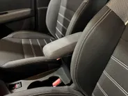 Dacia Sandero 100PK TCe Bi-Fuel Essential | 1e eigenaar | Trekhaak | Airco | Bluetooth | Parkeersensoren | Cruise Control | LED Koplampen | Camera | Lichtmetalen Velgen |