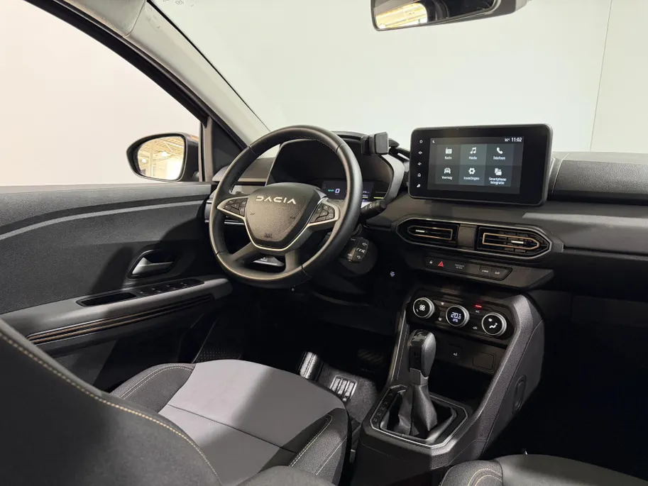 Dacia Jogger 140PK Hybrid Extreme 7p. Automaat | 7 Zitplaatsen | Camera | Parkeersensoren | Apple CarPlay/Android Auto | Digital Cockpit | Cruise Control | Lichtmetalen Velgen | Licht & Regen Sensor | Full LED |