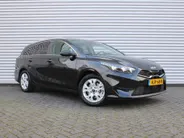 Kia Ceed Sportswagon 1.5 T-GDi DynamicPlusLine | Stoel- & stuurverwarming | Camera | Clima | Cruise adapt. | LED | Navi | Elek. achterklep | 16' LM |