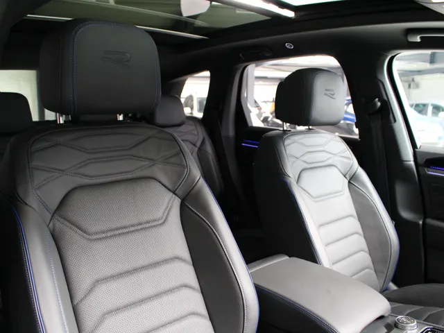 Volkswagen Touareg 3.0 TSi R 4-Motion 462 PK | Panoramadak | Head-Up display | Climate Seats | Keyless | Dynaudio |  Matrix Led