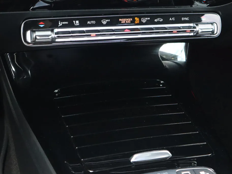 Mercedes-Benz A-Klasse 180 Star Edition Luxury Line l Trekhaak l Achteruitrij camera l Stoelverwarming l Ambiente lichtpakket