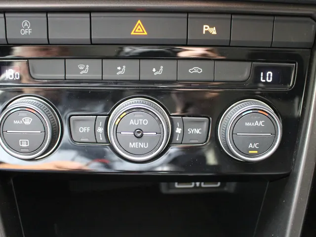 Volkswagen T-Roc 1.0 TSI Style | Airco | Navigatie | Trekhaak | PDC
