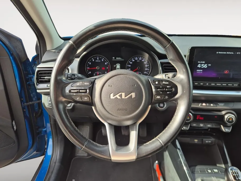 Kia Stonic 1.0 T-GDi MHEV DynamicPlusLine | Cruise Control | Climate Control | Camera | Navigatie | Parkeersensoren | Trekhaak | Zwart Dak |