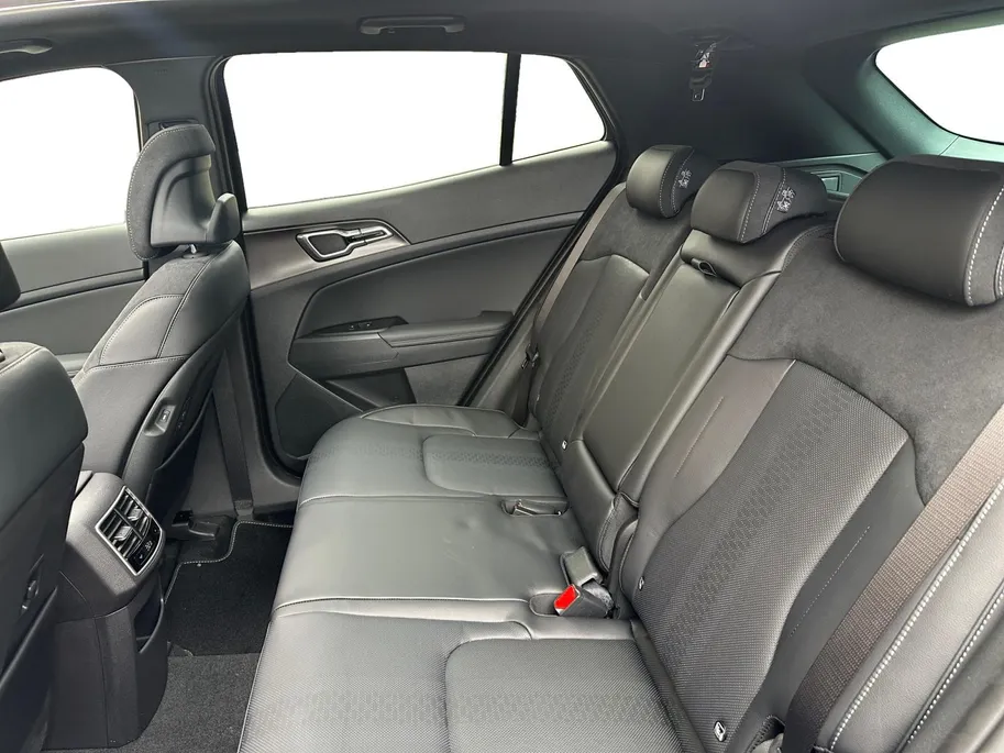Kia Sportage 1.6 T-GDi Hybrid Black Edition Advanced | TIJDELIJK ACTIE MODEL| DIRECT LEVERBAAR | 3000,- INRUILVOORDEEL | Panorama Schuif/Kanteldak | Elektrisch verstelbare Stoelen |