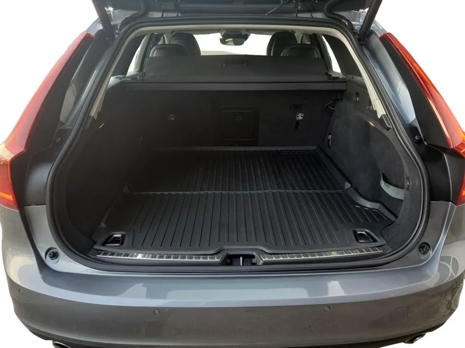 Volvo V90 2.0 T4 Momentum | Stoel en stuurverwarming | Elektrisch bedienbare voorstoelen | Camera | Lederen bekleding | Navigatie | Parkeersensoren voor en achter | Elektrische achterklep |