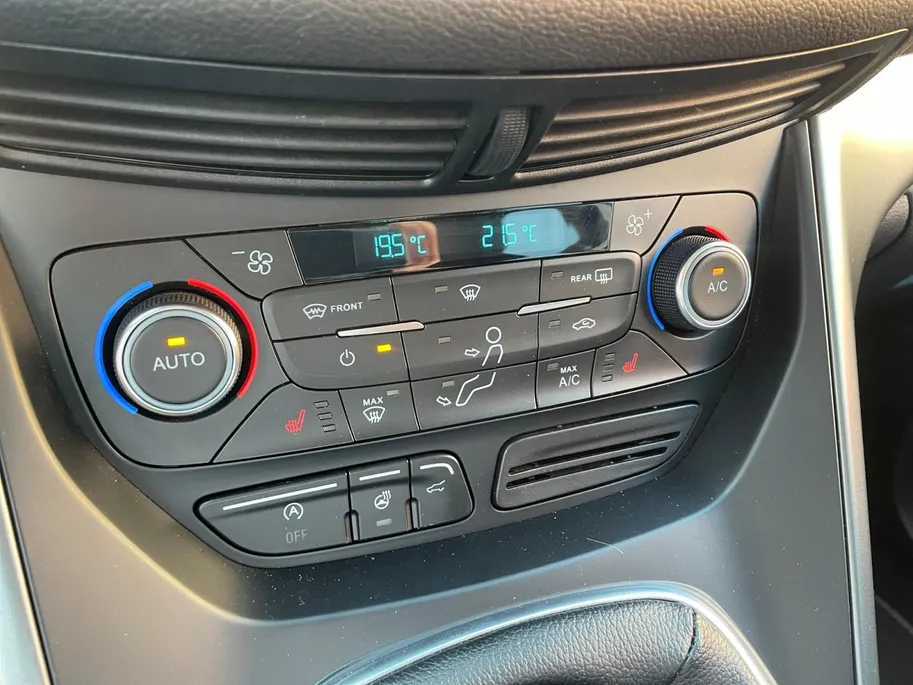 Ford Kuga 1.5 EcoBoost Titanium nette dealer auto | Wegklapbare trekhaak| Navigatie| elec achterklep| Parkeersensoren| 4 seizoen banden| Stuur verwarming| Stoel verwarming| Vooruit verwarming| Climate Control |