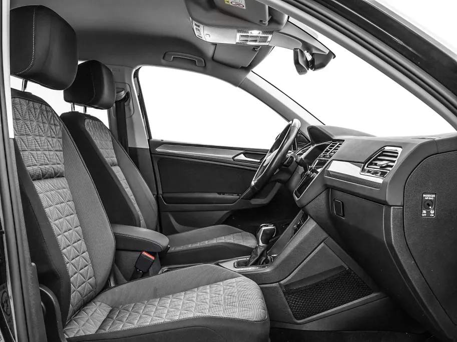 Volkswagen Tiguan 1.4 TSI eHybrid 245pk DSG Life Business · Camera · Inklap. Trekhaak · Stuur- & Stoelverwarming · Parkeerassistent · Apple/Android Car Play ·