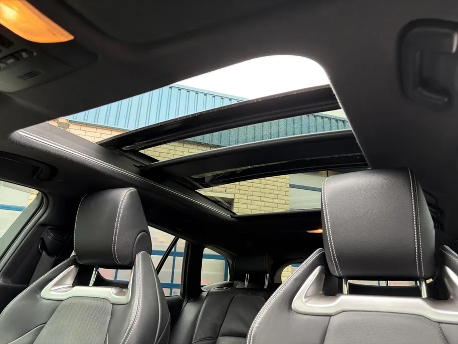 Toyota Corolla Touring Sports 2.0 Hybrid Executive | *1E EIGENAAR | FABRIEKSGARANTIE/ DEALER ONDERH. | PANO/ SCHUIFDAK | APPLE CARPLAY/ ANDROID AUTO | NAVI | CAMERA | VOL. LEDER | JBL SOUND | STOELVERWARMING |