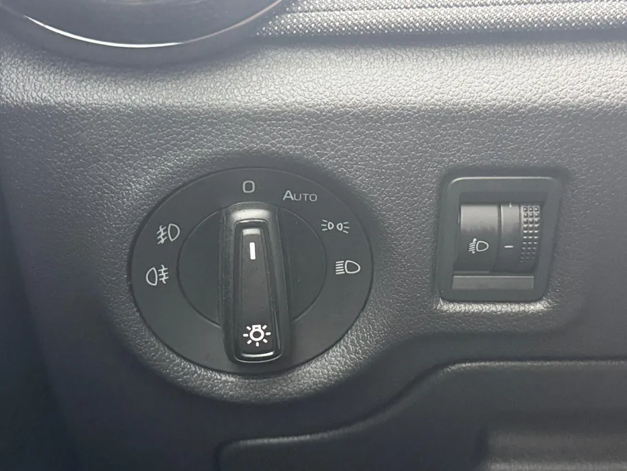 Škoda Fabia 1.0 TSI Selection 116PK AUTOMAAT | Lichtmetalen velgen| Parkeer sensoren| Climate Control| Stuur verwarming| Stoel verwarming| Apple Carplay & Android Auto
