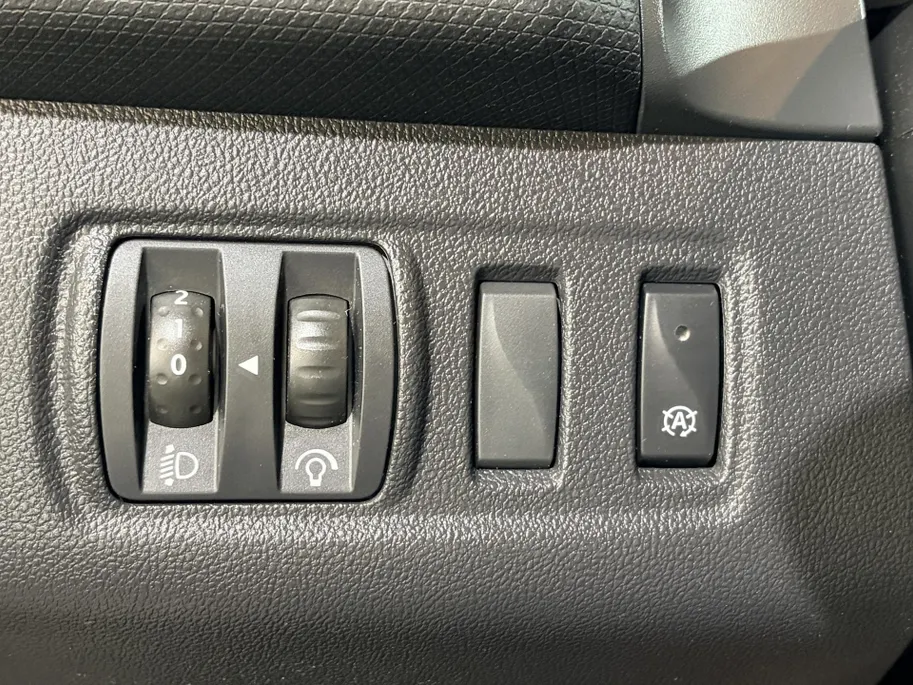 Renault Clio 90PK TCe Limited | Airco | Navi | Parkeersensoren | Cruise Control | Bluetooth | Lichtmetalen Velgen | Keyless Entry | Elektrische Ramen & Spiegels | Armsteun |
