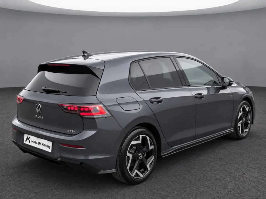 Volkswagen Golf 1.5eTSI/150PK R-Line · Navigatie · Trekhaak · Apple/Android Car Play · Dodehoeksensoren · Stoelverwarming ·  Garantie t/m 08-01-2031 of 100000km.