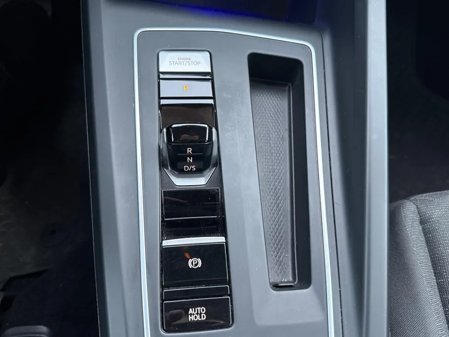 Volkswagen Golf 1.0 eTSI Life Business | CARPLAY | STOELVERWARMING | PARKEERSENSOREN | LICHTMETALEN VELGEN |