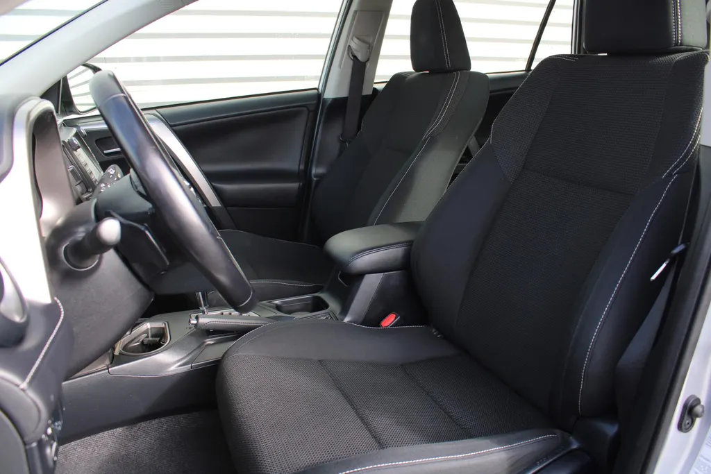 Toyota RAV4 2.0 VVT-i AWD Dynamic | 17' LM | Airco | Navi | Camera | Trekhaak | Automaat |