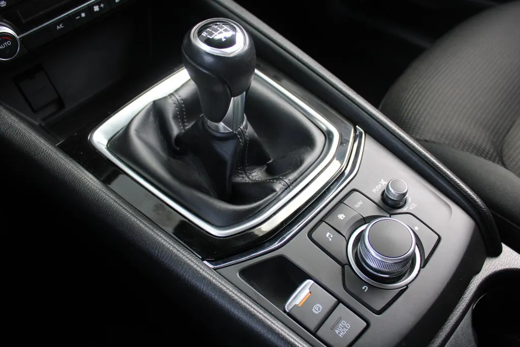 Mazda CX-5 2.0 SkyActiv-G 165 Comfort | Trekhaak | Stoel-/stuurverwarming | Dodehoek detectie | Carplay | Clima | 19' LM | Parkeersensor v+a | LED |