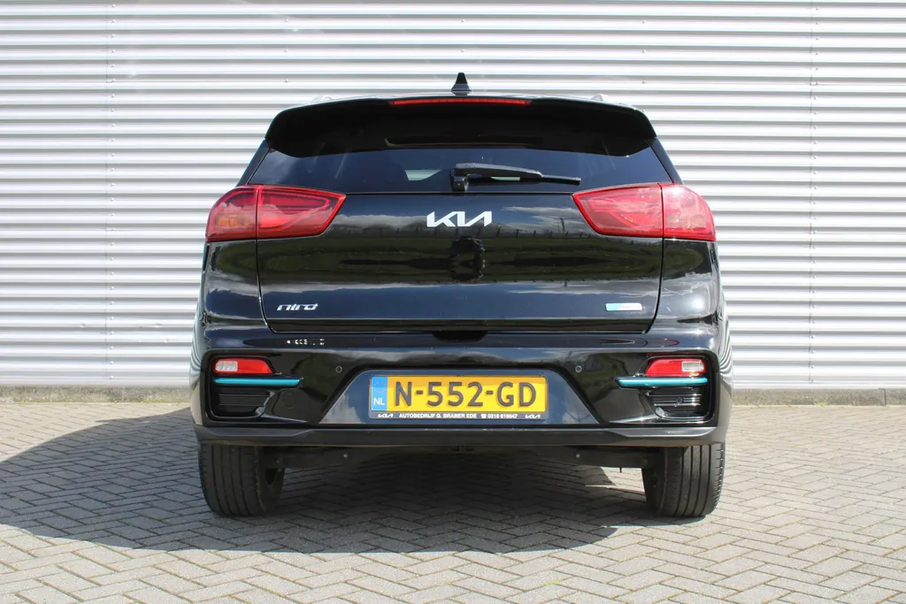 Kia e-Niro DynamicPlusLine 64 kWh | Warmtepomp | Schuif/kantel dak | 17' LM | Airco | Cruise | Navi | Camera |