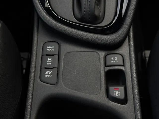 Toyota Yaris 1.5 Hybrid Executive Bi-Tone | PDC V+A | HUD