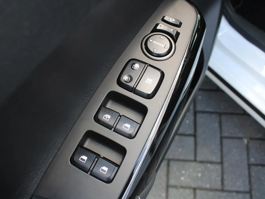 Kia Picanto 1.0 DPI GT-Line | Stuur-/stoelverwarming | Schuifdak | Camera | Dodehoek detectie | Telefoonlader | Clima | Navi | 16' LM | LED | Cruise |