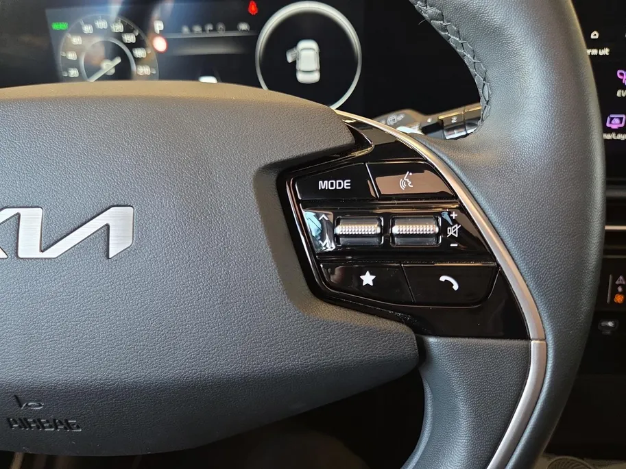 Kia Niro EV ExecutiveLine 64.8 kWh Accu 100% | Meest luxe uitvoering | Schuif/kantel dak | Dodehoek Detectie | Cruise Control Adaptief |  Head up Display | Stoelverwarming en Ventilatie | Harmen / Kardon | camera | Carplay & Android | Fabrieksgarantie t/m 19-06-2031