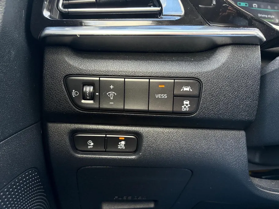 Kia e-Niro DynamicPlusLine 64 kWh | *1E EIGENAAR | FABRIEKSGARANTIE | SCHUIF- KANTELDAK | APPLE CARPLAY/ ANDROID AUTO | NAVI | CAMERA | STUUR/ STOELVERWARMING | STOF/ LEDER | ETC…