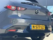 Mazda 3 2.0 e-SkyActiv-G M Hybrid 122 Comfort met Bose | Apple Carplay / Android Auto | Navigatiesysteem | Licht + Regensensor | Elektrisch Verstelbare Bestuurderstoel  | Stoel + Stuurverwarming | Parkeersensoren Voor + Achter | Camera Achter | 18'Lichtmetalen ve
