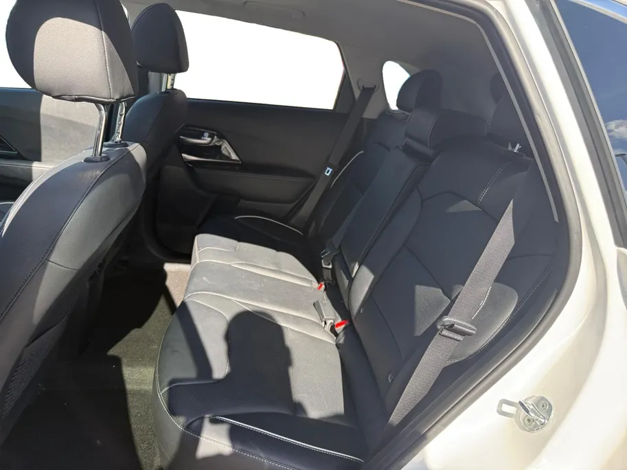 Kia e-Niro ExecutiveLine 64 kWh Meest luxe uitvoering | 1e Eigenaar | Dealer onderhouden | 3 Fase laden | Allseason banden | Metallic lak | Fabrieksgarantie | NAP