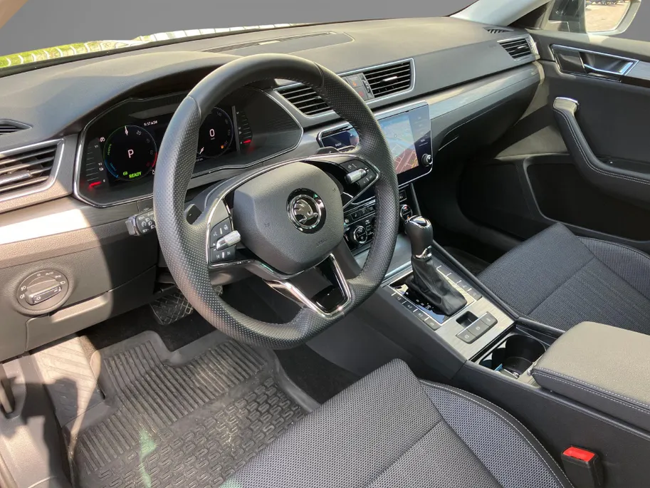 Škoda Superb Combi 1.4TSI 160kW/218PK iV Business Edition Plus · Navigatie · Apple/Android Car Play · Camera + Parkeersensoren · Garantie t/m 27-03-2028 of 60000km.