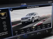 Volkswagen Touareg 3.0TSI 340kW/462PK R-line · Panoramadak · Trekhaak · Leder · Luchtvering