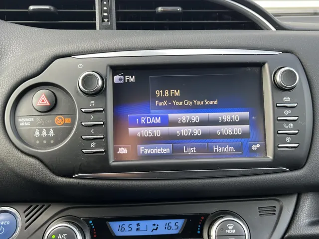Toyota Yaris 1.5 Hybrid Bi-Tone Automaat | 16' Lichtmetalen Velgen | Climate Control | Elek. Raambediening