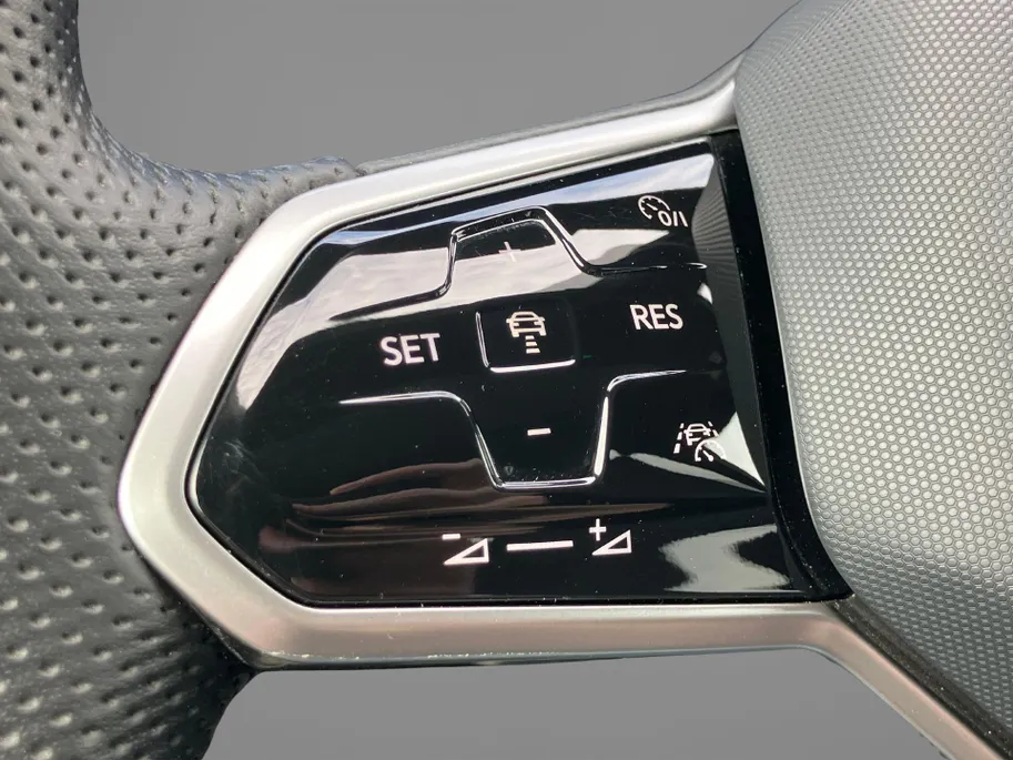 Volkswagen Golf 1.4eHybrid 180kW/245PK GTE · Panoramadak · Dodehoeksensoren · Navigatie · Apple/Android Car Play · Camera · Stoelverwarming ·