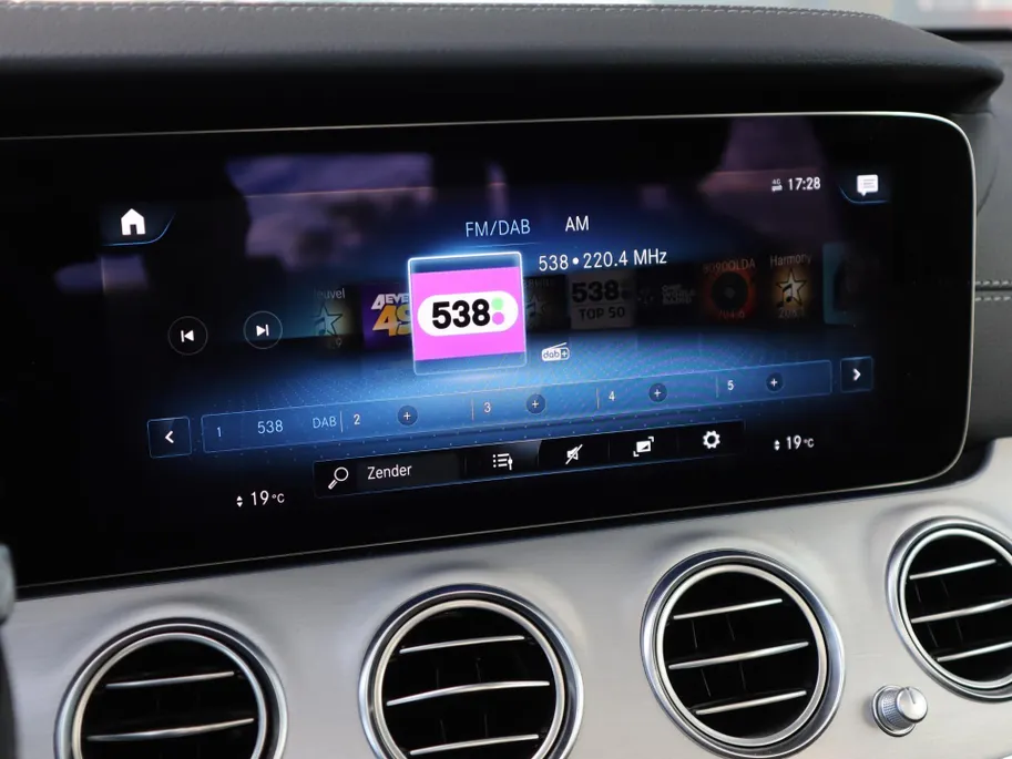 Mercedes-Benz E-Klasse 300 e AMG Line l Trekhaak l Panoramadak l Keyless l stoelverwarming