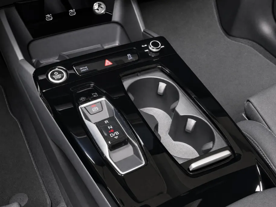 Audi Q6 e-tron Advanced quattro 100 kWh 388PK · Panoramadak · Leder · Trekhaak · 360°Camera · Garantie t/m 25-10-2030 of 100000km.
