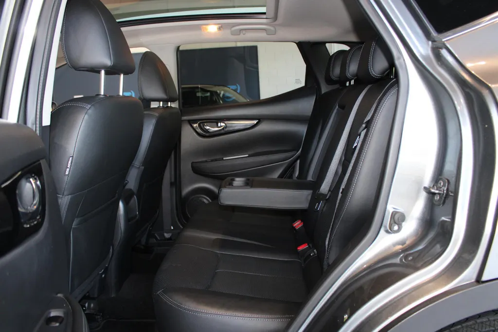 Nissan QASHQAI 1.2 Tekna | Automaat | Lederen bekleding | Electrische Stoel verstelling | 360grd camera | Parkeersensoren voor en achter | Dodehoek sensoren | Nette auto met weinig kilometers | Stoel verwarming |