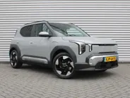 Kia EV2 Plus 42.2 kWh | Dodehoek detectie | Clima | 18'' LM Velgen | Stuur-/stoelverwarming | All seasons | Camera | Keyless | Telefoonlader | Navi |