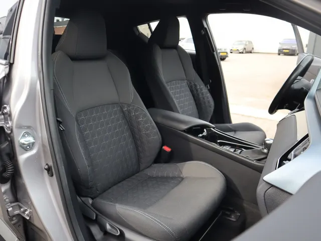 Toyota C-HR 2.0 Hybrid First Edition Trekhaak | Blindspot | Stuur en stoelverwarming