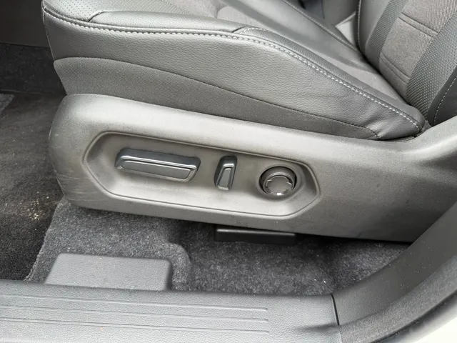Toyota Urban Cruiser Executive 61 kWh | Pano | JBL | PDC v/a | Stoel/stuurverwarm. |