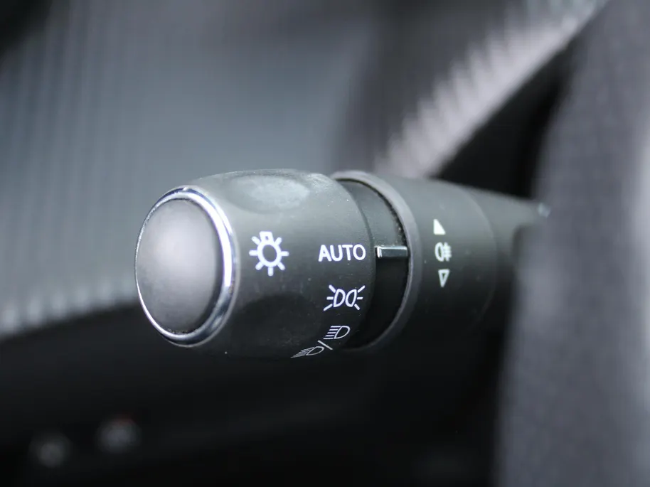 Peugeot 208 1.2 PureTech GT Pack | Stoelverwarming | Pano dak | Camera | Cruise adapt. | Dodehoek detectie | 17' LM | Navi | Clima | Leer/alcantara sportstoelen |